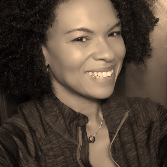 Meet your Posher, Cassandra - Picture 2 of 3